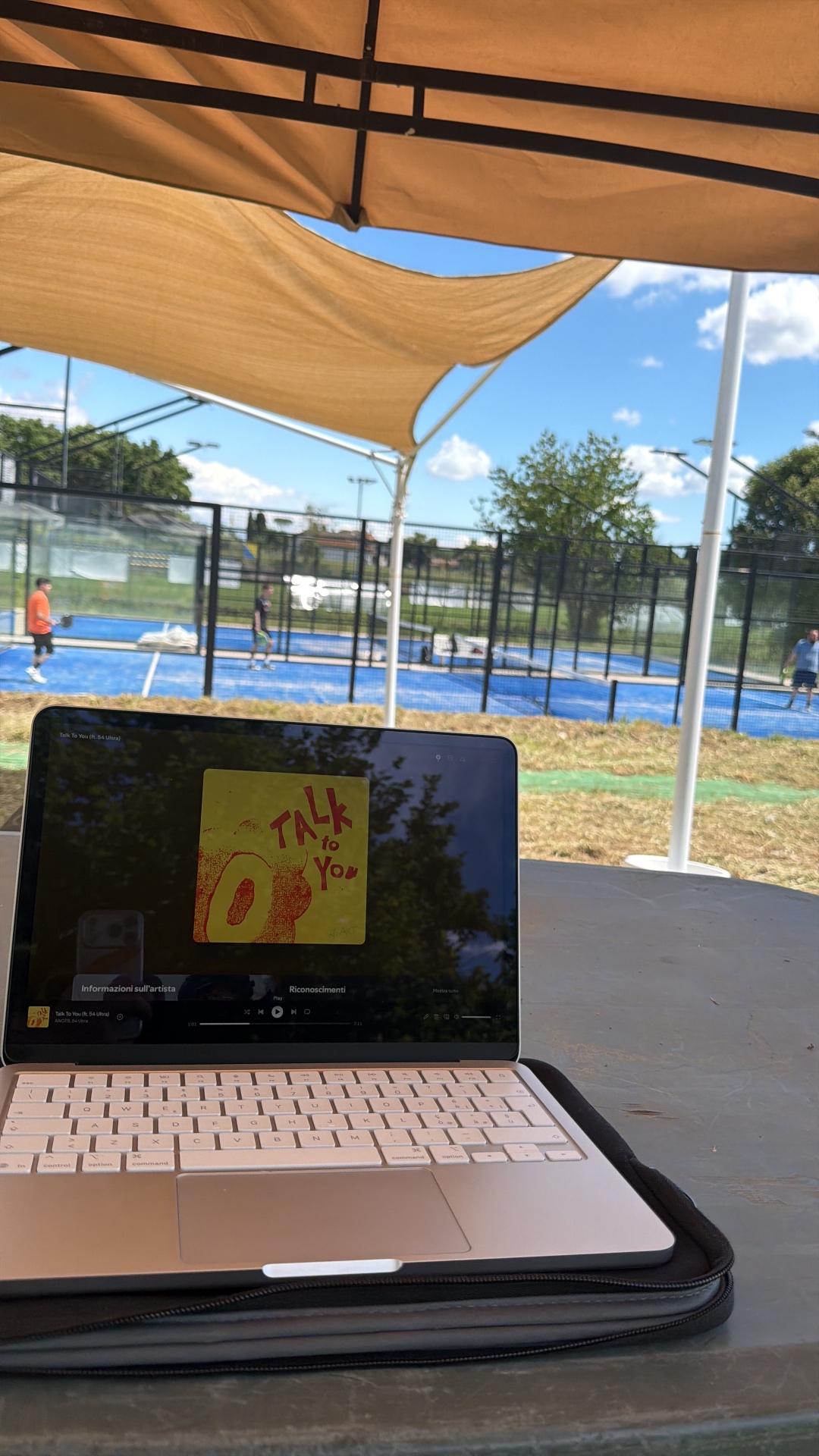 Vista sui campi dal lounge del Bassano Padel Club